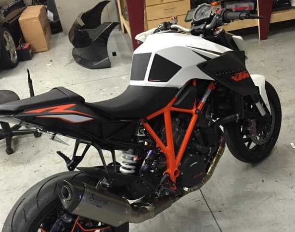 La moto'KTM' es una de las favoritas de Farruko, muy a su estilo, totalmente.