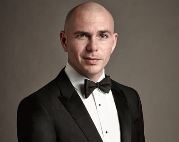 Se dice que uno de sus pasatiempos es coleccionar autos.