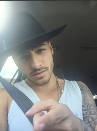 Este guapo colombiano disfruta pasar sus ratos libres al volante...