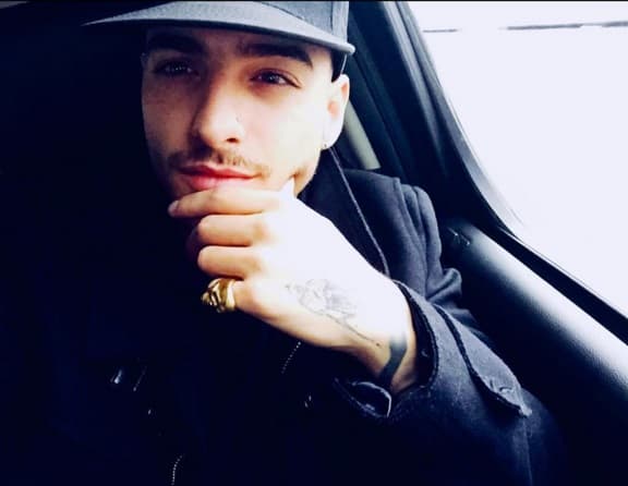 Otro de los galanes del género urbano amante de los automóviles es Maluma.