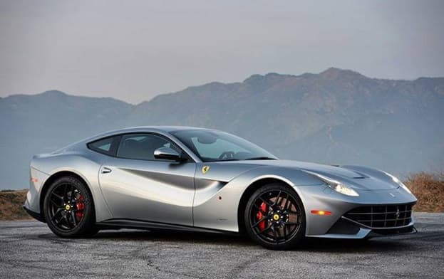 Se sabe que los Ferrari también son su debilidad y no hay nada que lo haga resistirse a tener uno de estos.
