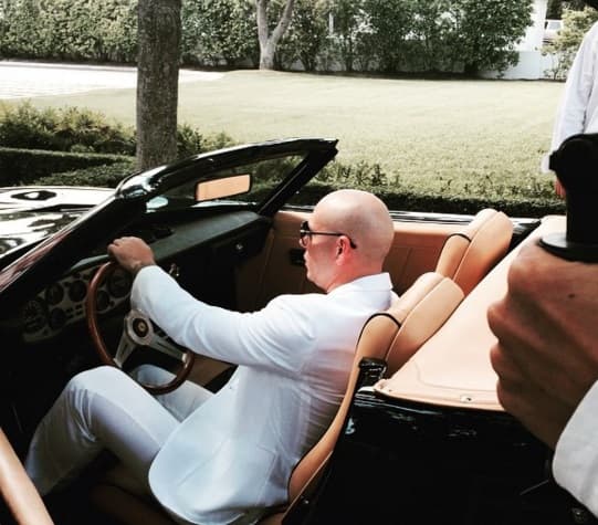 A Pitbull le fascinan los autos Mercedes Benz...