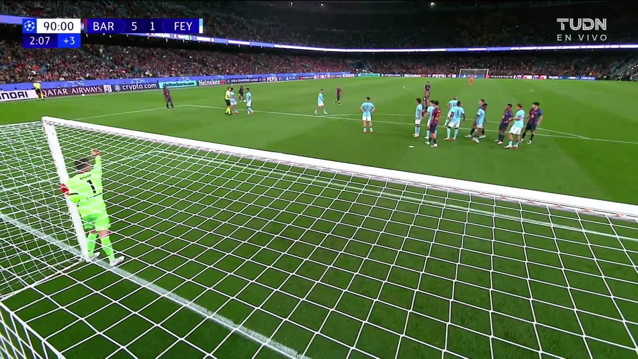 ¡CERCA! Gabriel Jesus disparó que se estrella en el poste.