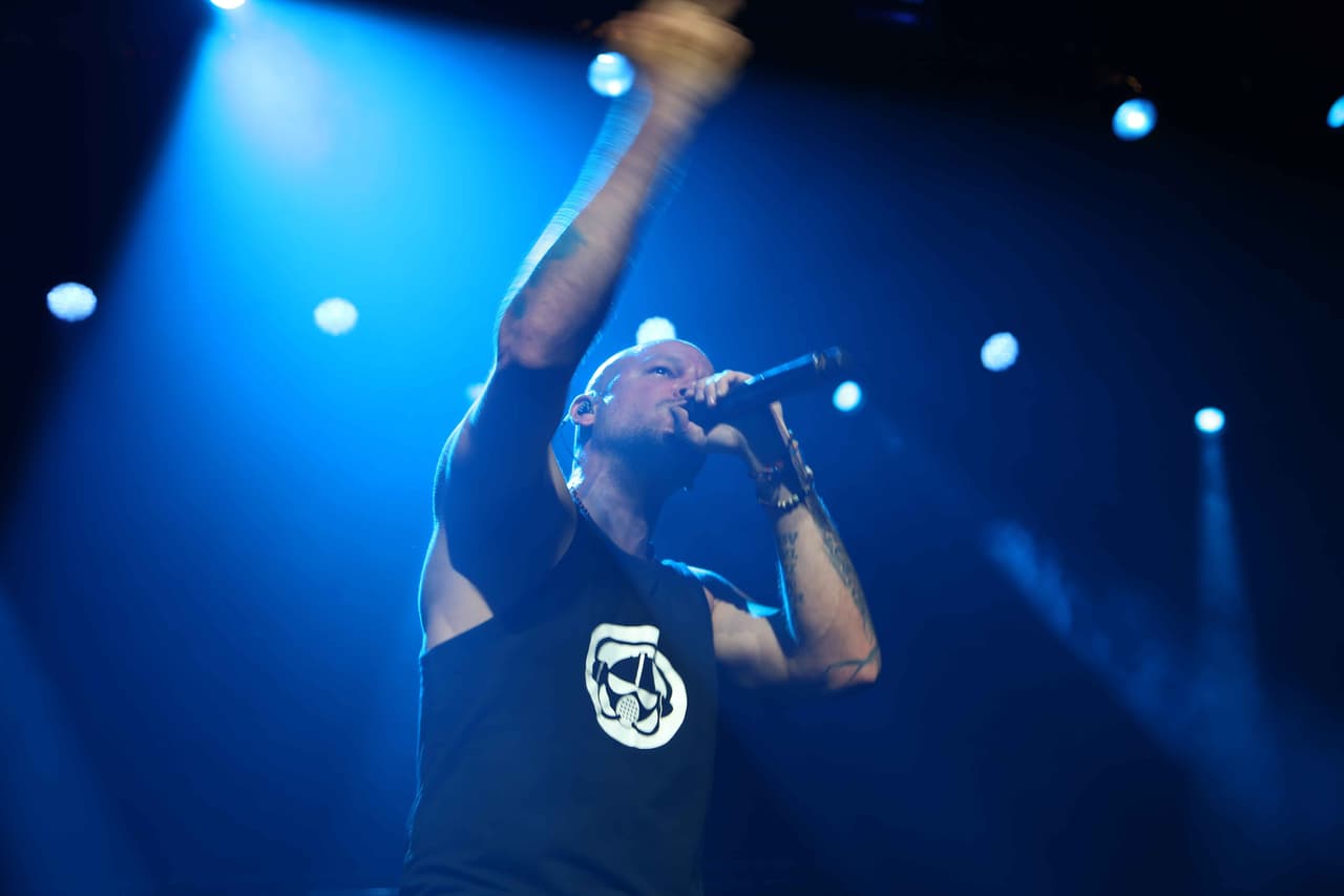 Recientemente,
<b><a href="http://www.univision.com/musica/urbano-latino/residente-grabo-el-video-de-guerra-en-un-campamento-de-refugiados-sirios">Residente estrenó el video de su tema 'Guerra'</a></b>.