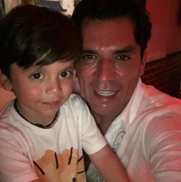 El actor luce muy sonriente junto al mellizo y es notorio que el pequeño heredó cada rasgo de su padre.