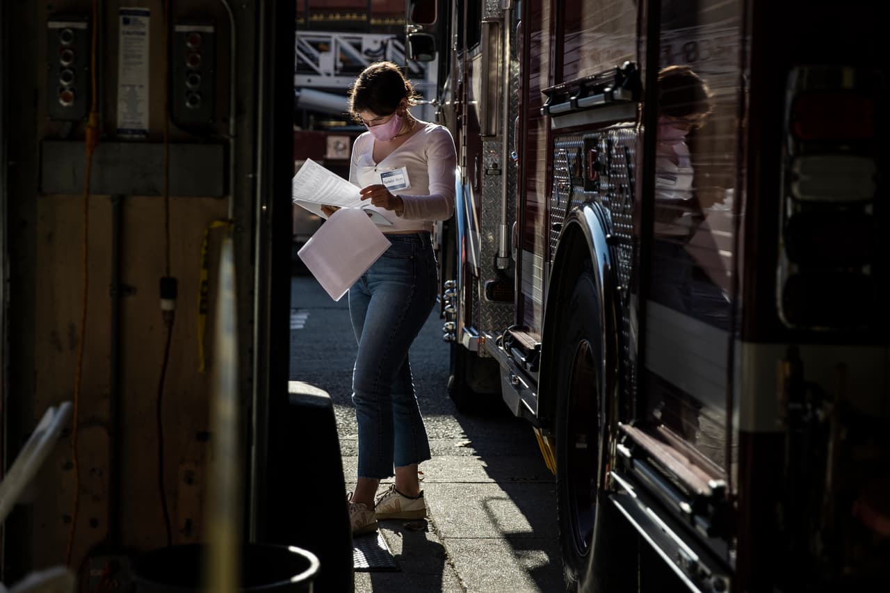 Adicionalmente, los centros de votación ofrecerán la posibilidad de registrarse para votar, reemplazar boletas, máquinas de votación y apoyo en distintos idiomas. Natalie Keim, una estudiante de preparatoria, se encuentra trabajando como voluntaria en un centro habilitado en la estación de bomberos #8 de San Francisco.