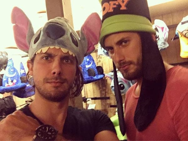 Emiliano tiene 24 años, mientras Sebastián 31. Son socios en la casa productora que montaron hace pocos años, además ellos escriben algunas de las historias que producen.