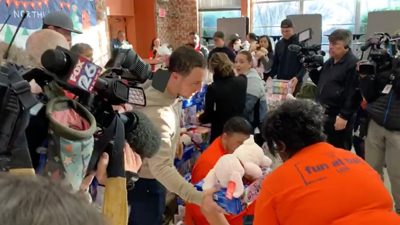 550 estudiantes recibieron juguetes de parte de Bregman y el empresario Jim Mattress Mack.