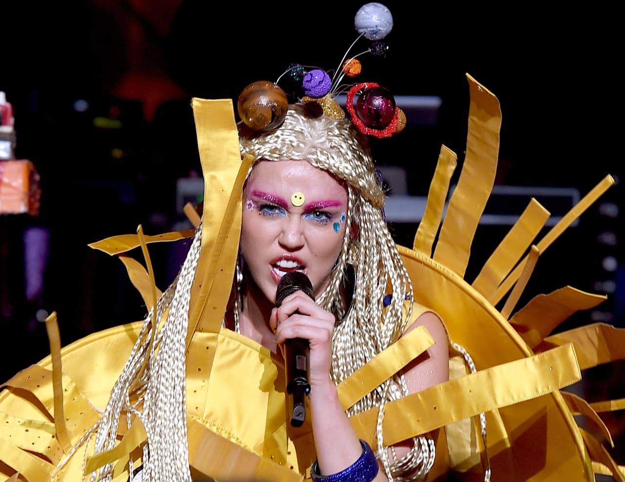 ¿Miley Cyrus dando lecciones de salud reproductiva?
