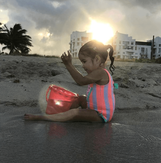 Su hija es el rayo de luz que ilumina sus mañanas.