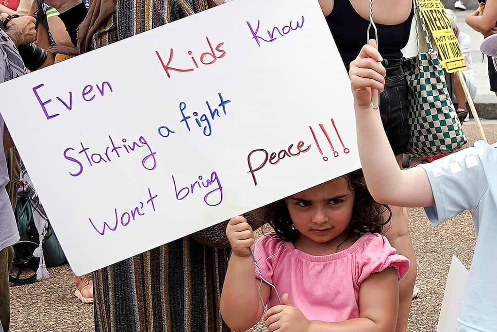 "Hasta los niños sabemos que
<b><a href="https://www.univision.com/noticias/mundo/eeuu-muestra-disposicion-renovar-conversaciones-iran" target="_blank">comenzar una guerra no nos dará paz</a></b>" , lee la pancarta de esta pequeña, quien junto a sus familiares se sumó este domingo 22 de junio a una
<b>manifestación frente a la Casa Blanca, en Washington D.C.</b>, en contra de
<b>un conflicto bélico entre Estados Unidos e Irán</b>.