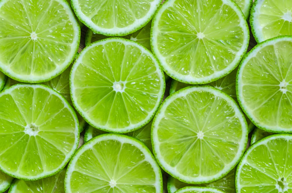 El limón verde es uno de los ingredientes básicos para eliminar malas vibras y toxinas, gracias a que absorbe negatividad.