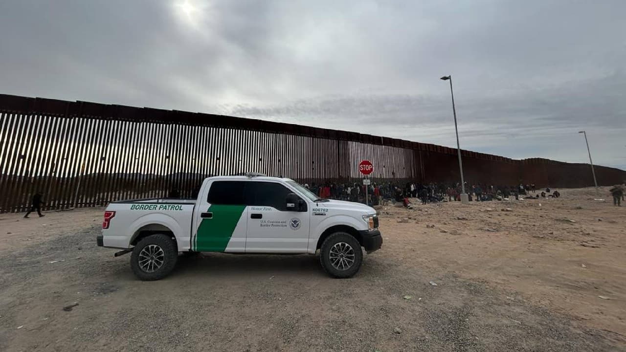 Desde el pasado 27 de noviembre, la Oficina de Aduanas y Protección Fronteriza (CBP) redujo el procesamiento de vehículos en el puerto de Lukeville, Arizona, para redirigir al personal para ayudar a la Patrulla Fronteriza.
