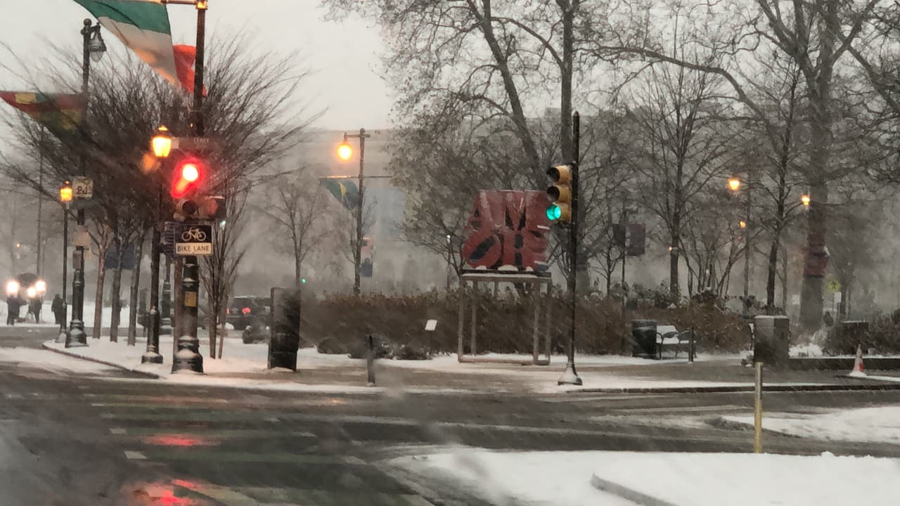 La escultura AMOR, en el Benjamin Franklin Parkway permanecía sola, sin visitas como es usual.