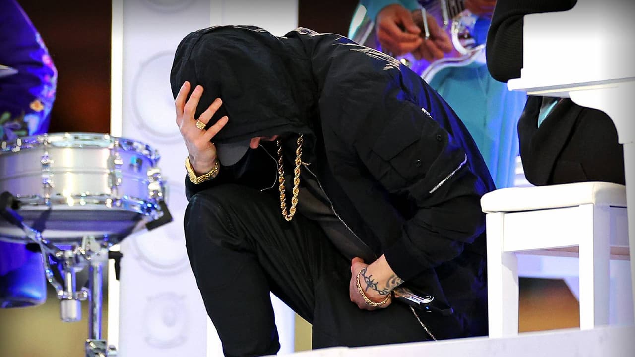¿Guiño a Kaepernick? Eminem se arrodilló en el Halftime Show