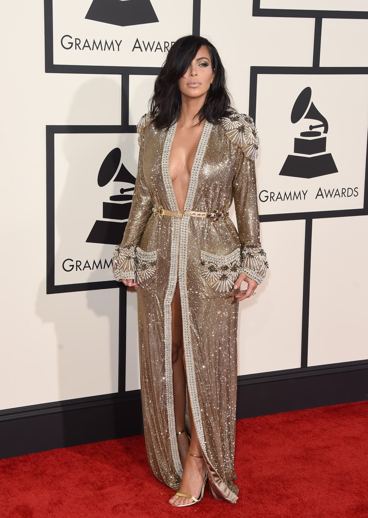 Para la entrega del GRAMMY 2015, Kim optó por un vestido largo en color 'pewter' diseñado por Jeann Paul Gaultier. El portal Telemundo aseveró que la vestimenta de la empresaria parecía una bata de boxeador a la que se le pegaron diamantes.