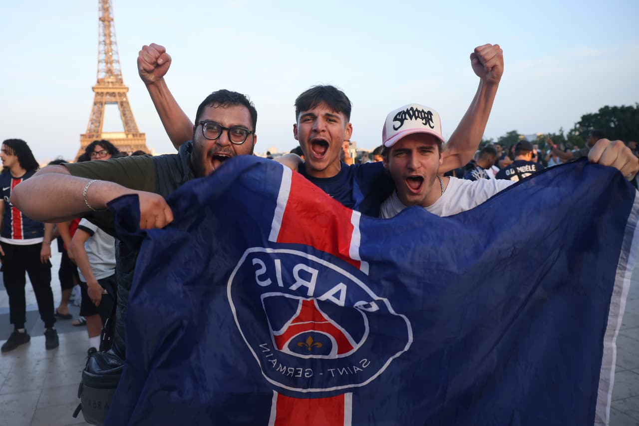 Miles de seguidores del PSG salieron a festejar en París después de que el equipo conquistara el título de la Champions League frente al Arsenal.