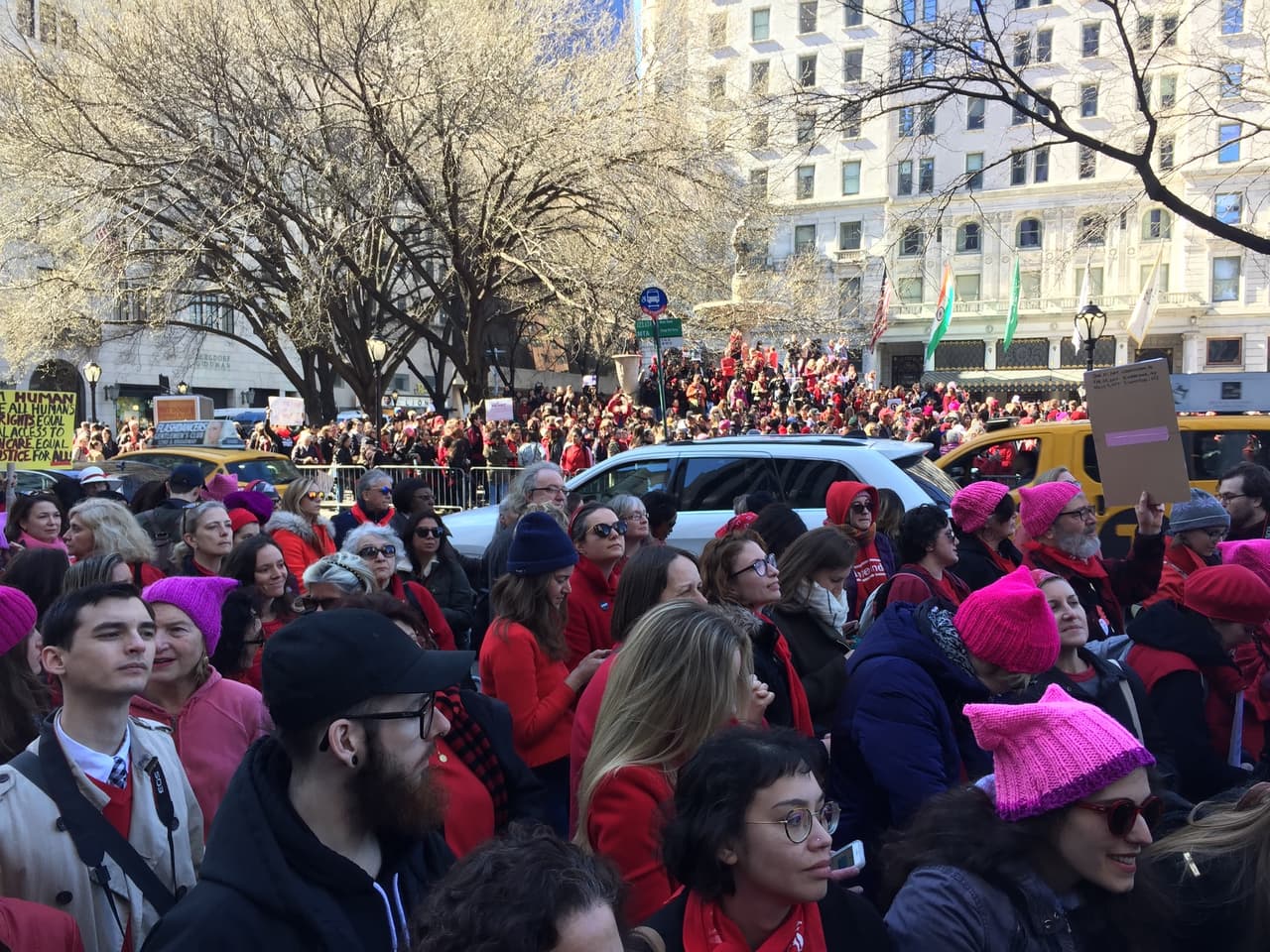 Aunque la protesta no congregó a tanta gente como la de enero, decenas respondieron al llamado a manifestarse por las mujeres y la justicia de género.