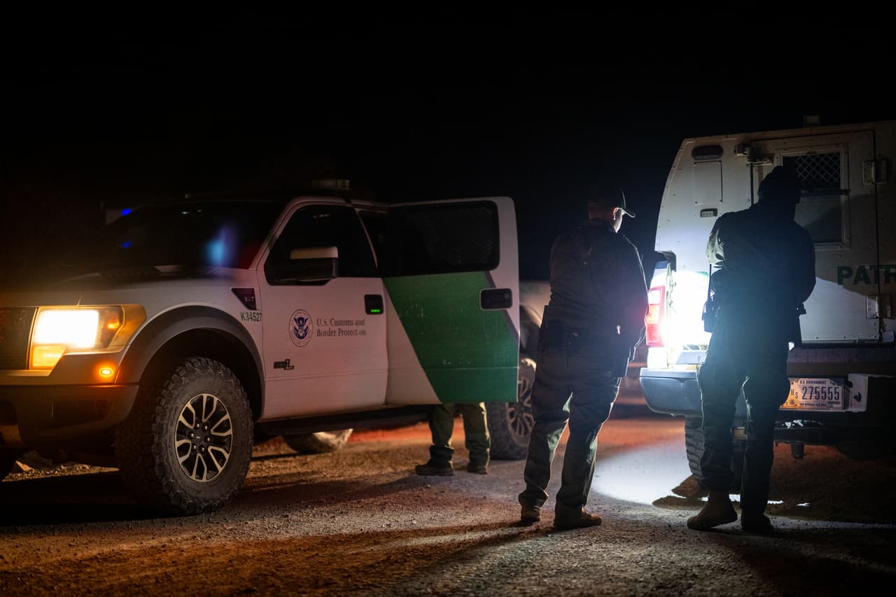 <h2 class="cms-H2-H2">Mira también: </h2>
<br>La Patrulla Fronteriza ha estado por casi una semana haciendo redadas y detenciones en Kern, California. Se han reportado oficialmemte 78 detenciones y extraoficialmente podrían ser 192, incluyendo trabajadores agrícolas indocumentados. Los campos de cultivos de una parte del centro de California ahora están vacíos por temor a las redadas, pero ¿qué hace la Patrulla Fronteriza en esta parte, lejos de las 100 millas de frontera con México?