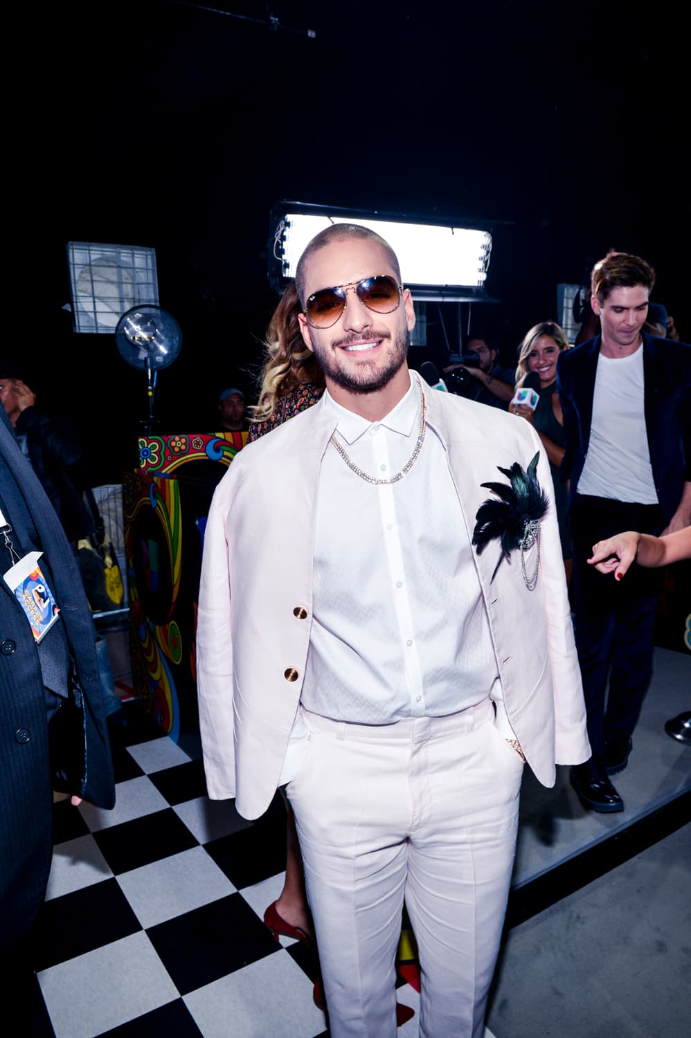 Maluma fue en un tono súper Miami Vice, en colores pastel ¿pero qué es eso negro?