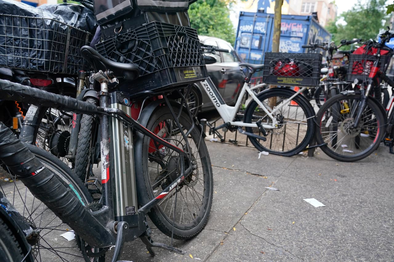 Una bici eléctrica aparcada en Nueva York