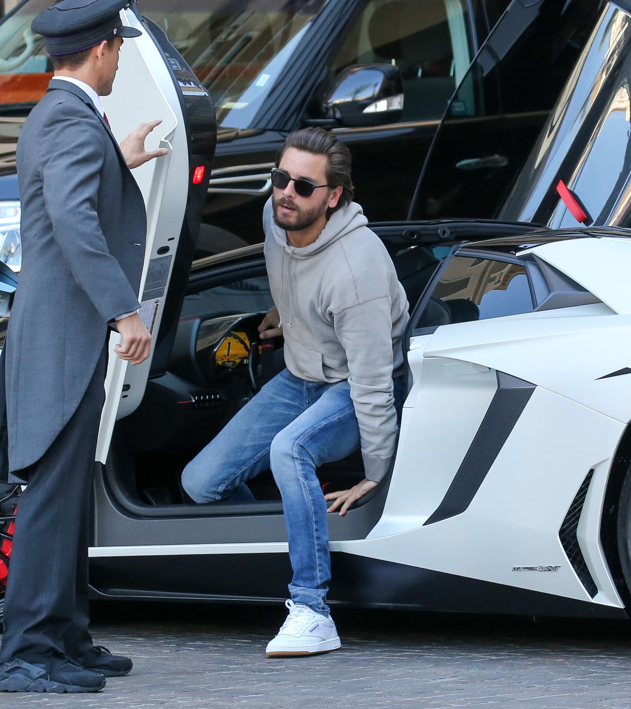 A sus 34 años, este amante de los relojes y la buena vida fue captado junto a la hija del cantante Lionel Richie en Beverly Hills, California.