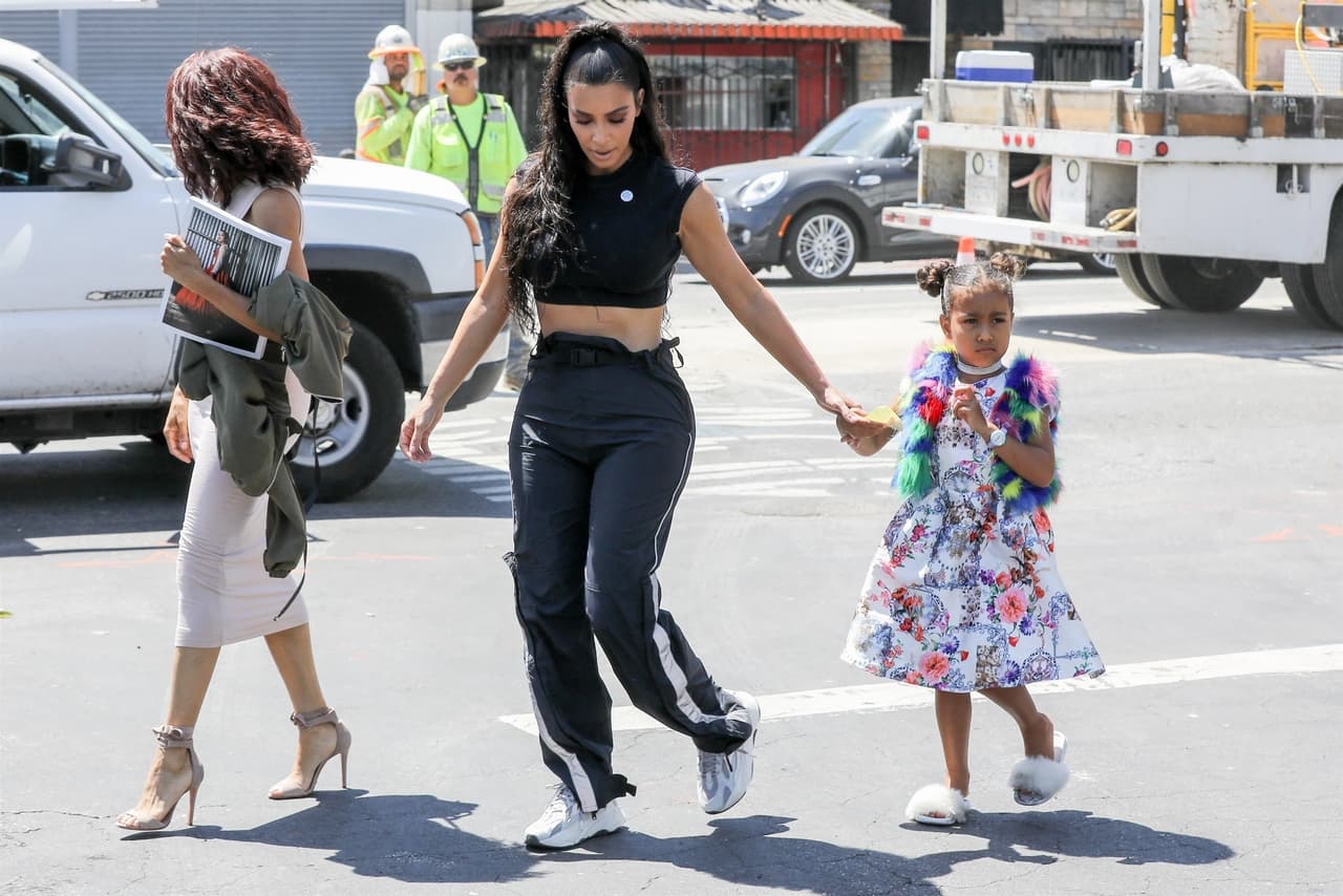 De esta manera, North, quien ya era conocida por poseer un
<a href="https://www.vanitatis.elconfidencial.com/estilo/moda/2017-10-02/north-west-kim-kardashian-ropa-precio-armario-cuanto-cuesta_1451965/">costoso guardarropa</a>, ahora se perfila para modelar en las grandes pasarelas y quizá crear su propia firma.