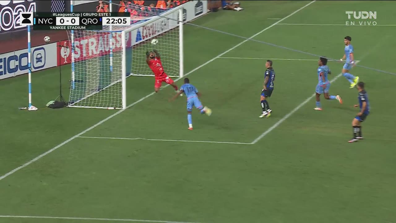 ¡Gran reacción! Allison saca el remate de McFarlane del ángulo