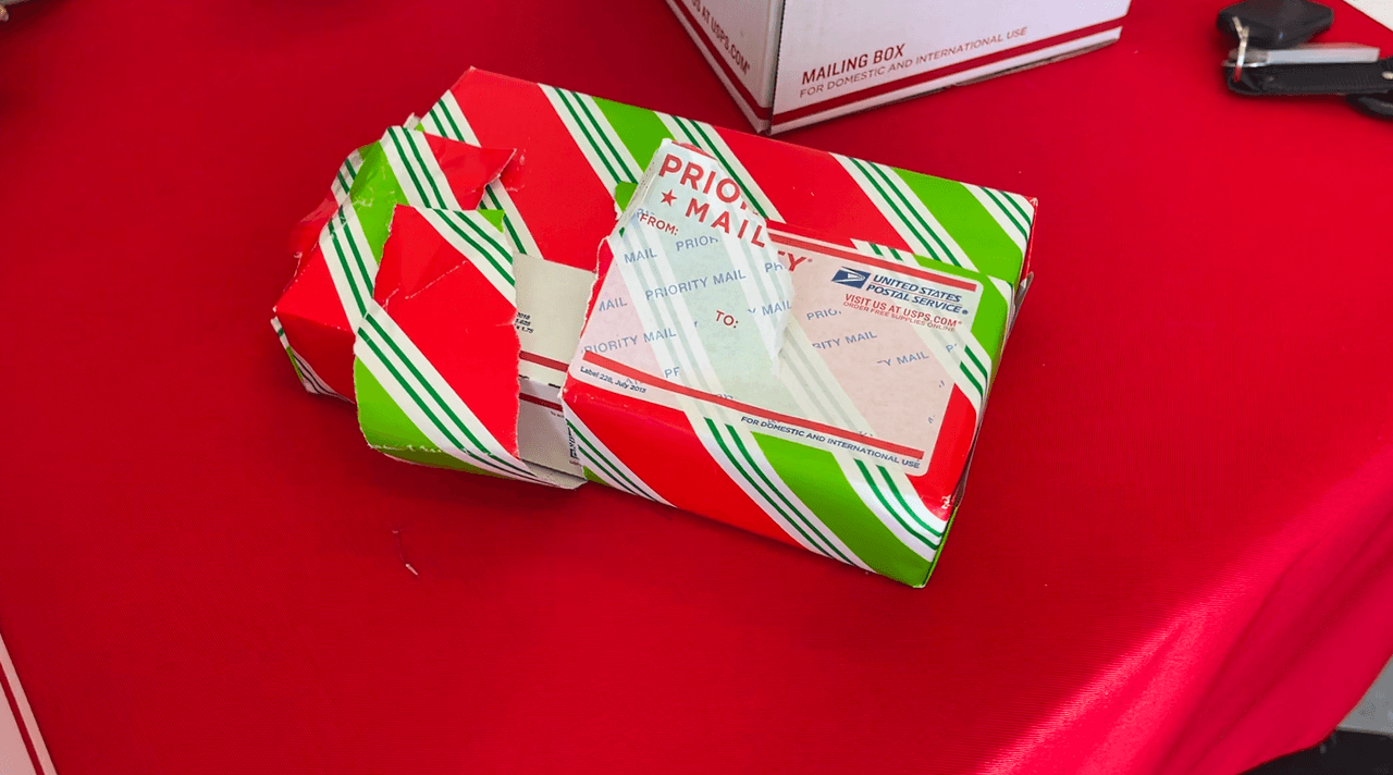 No envuelvas con papel de
<a href="https://www.univision.com/local/salt-lake-city-kuth/alertan-en-utah-por-estafas-durante-la-temporada-festiva-video">regalo</a> las cajas. En el camino el papel puede romperse y se pierde la información de envío.