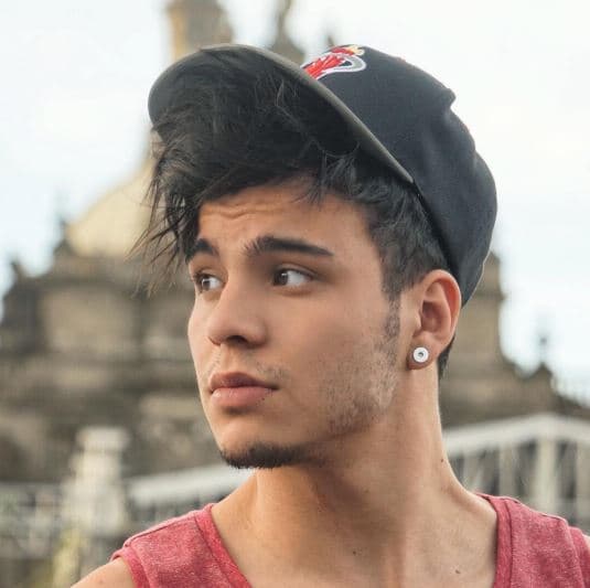 Sebastián Villalobos nació en la ciudad de Bucaramanga en Colombia.