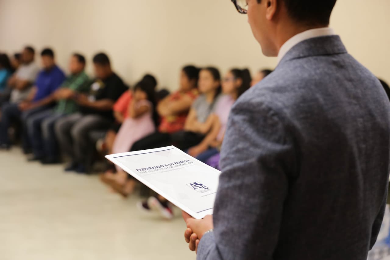 El abogado Eugenio Mollo Jr., quien viajó desde Toledo, Ohio, entrega guías migratorias a familiares de detenidos en la redada durante un evento en una iglesia cristiana de Norwalk. También escuchó los casos de manera individual y anticipó qué opciones reales de evitar la deportación tienen los arrestados en la redada.