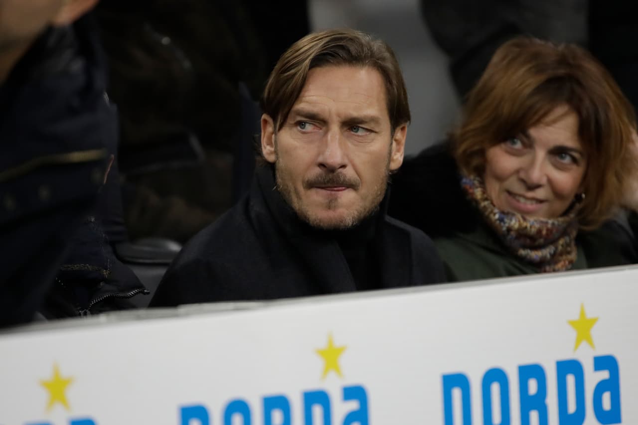 Totti se pasea por Roma como enmascarado con un cubrebocas