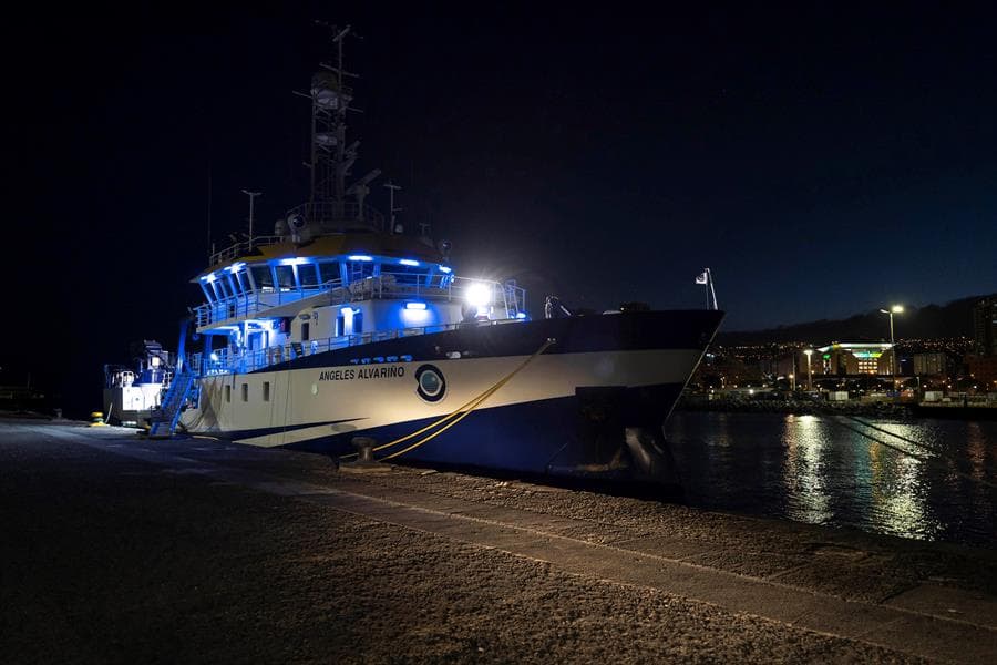 Casi un mes después de lo ocurrido, el pasado 23 de mayo, el buque
<a href="https://www.univision.com/temas/oceanos">oceanográfico</a> Ángeles Alvariño -el cual lleva consigo un robot submarino y un sonar- sale hacia Tenerife desde el puerto de Vigo
<b>para ayudar en el caso gracias a la posibilidad de poder maniobrar hasta a 2,000 metros de profundidad. </b>
<br>