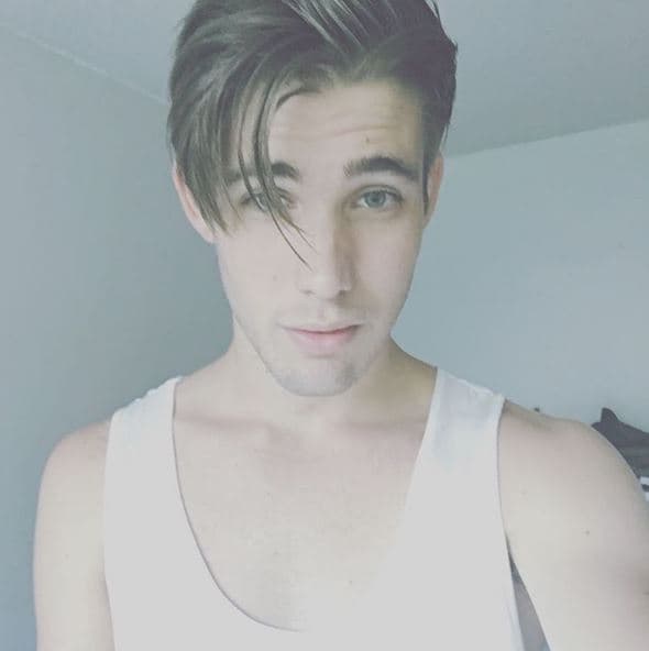 "No puedes dejar que nadie apague el fuego que tienes en tu corazón", es la frase con la que Abdiel quiere inspirar a quienes lo siguen.