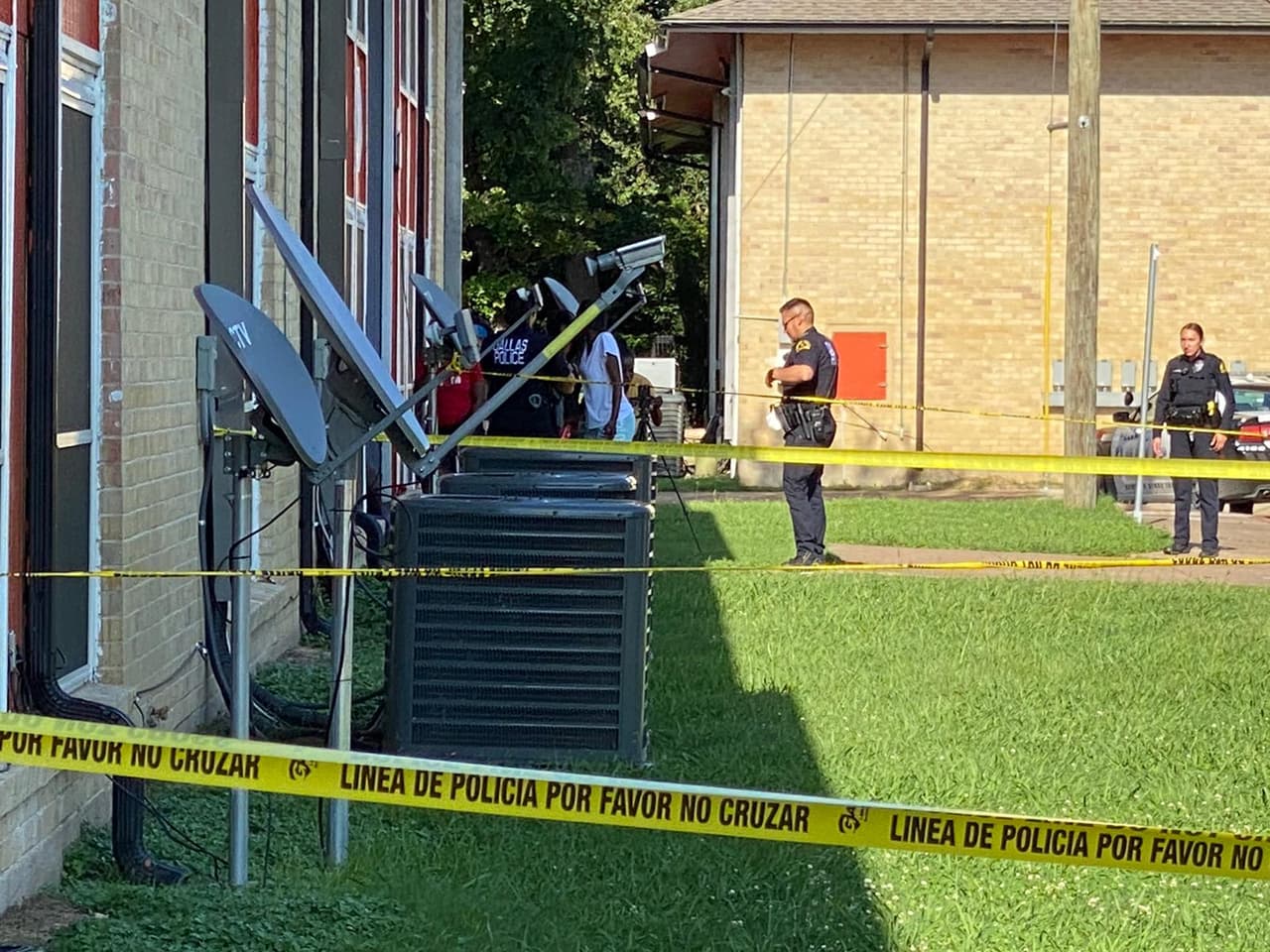 <a href="https://dpdbeat.com/2021/06/12/disturbance-leads-to-multiple-victims-shot-on-jim-miller-road/" target="_blank">Autoridades piden que si usted tiene cualquier información</a> sobre el tiroteo que llame al detective Alexander Zabriskie al 214-671-4332 o también puede enviar un correo electrónico a alexander.zabriskie@dallascityhall.com.
<br>