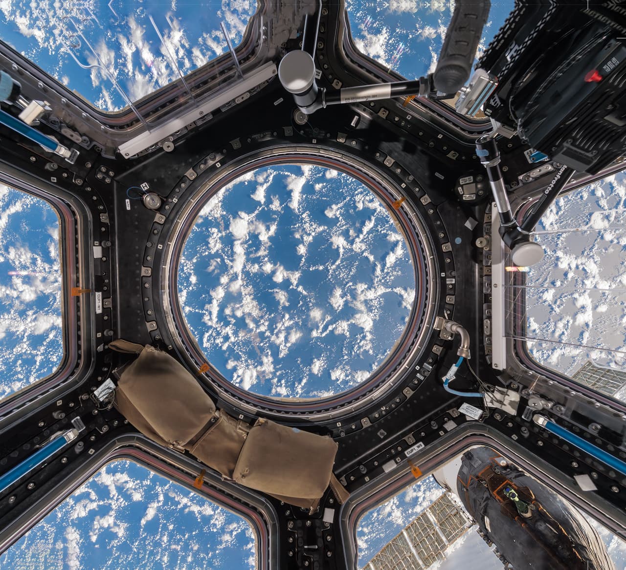 Las nubes sobre uno de los océanos terrestres desde la cúpula de la Estación espacial Internacional. Paolo Nespoli tomó más de medio millón de fotografías en las misiones en las que participó desde que fue seleccionado como astronauta de la Agencia Espacial Europea en 1998.