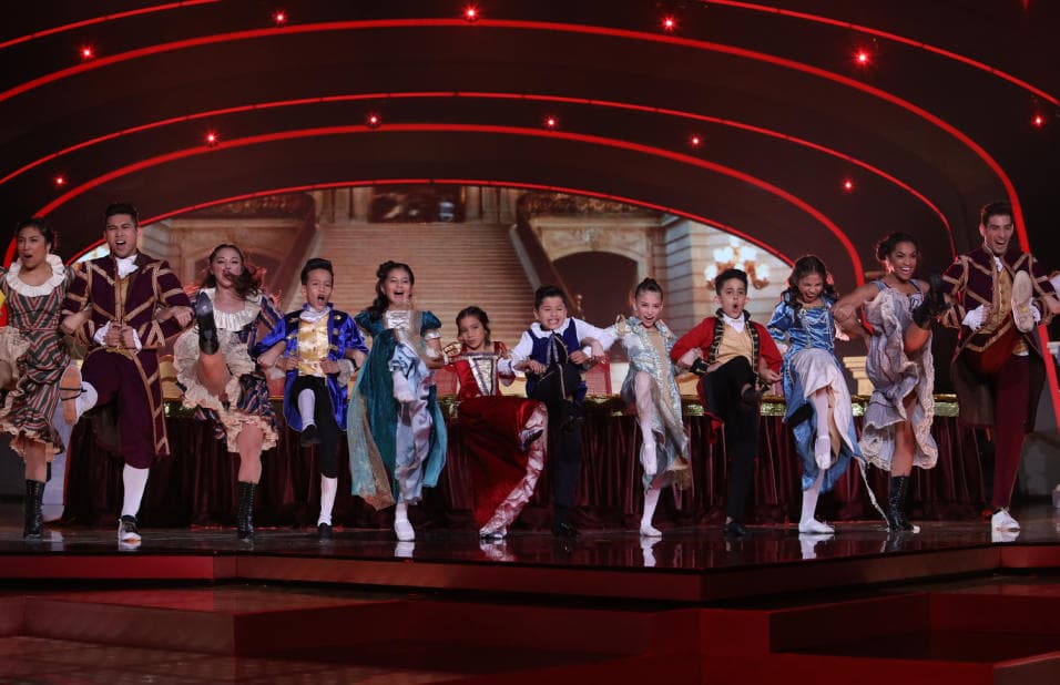 En el segundo programa de la semana, fueron los bailarines de la competencia los que subieron al escenario con un bello performance de 'Be our guest'.