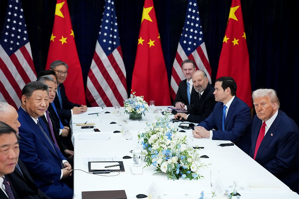Xi Jinping y Donald Trump, y sus respectivos equipos de alto nivel, en la mesa de negociación en la ciudad surcoreana de Busán.