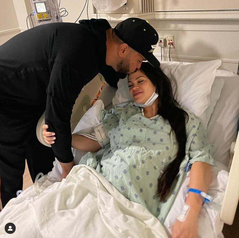 <b><a href="https://www.univision.com/famosos/mientras-natti-natasha-posa-por-primera-vez-con-ella-su-bebe-goza-de-una-manicura-a-7-dias-de-nacer-video">"Estoy tan feliz. Estoy más lleno de vida que nunca. Hoy Dios nos dará una bendición más.</a></b> Hoy Dios realizará otro milagro de vida. Hoy dios hará lo propio para que se celebre la llegada de una reina. Te amo, Natalia y esta es nuestra última foto con la bebé en tu vientre", publicó Pina la mañana de ese sábado 22.