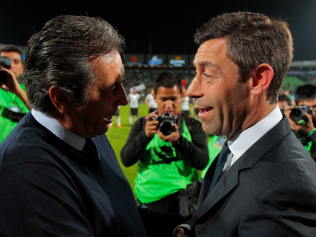 El técnico de Santos Laguna, Pedro Caixinha, cazó varias peleas durante su estancia en la Liga MX. La primera fue contra Tomás Boy en el partido de ida de cuartos de final contra Atlas en el Clausura del 2013. Se dieron algunos empujones. Luego saneraron sus diferencias.