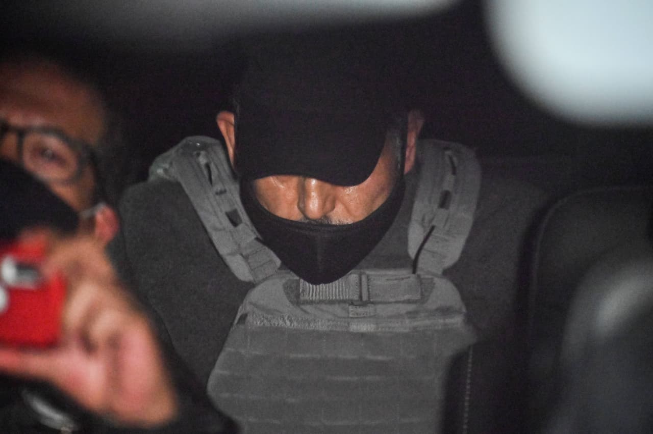 Trasladan a un hospital al exdirector de Pemex Emilio Lozoya, tras llegar a México acusado de corrupción