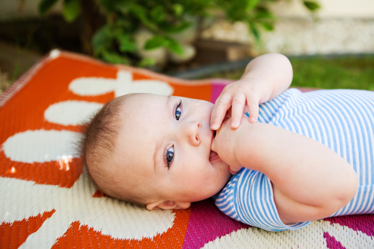 ¿Y si lo anterior no funciona? Mantén la calma y ‘go with the flow’. Al fin y al cabo, tu bebé se adaptará mejor a los cambios en su rutina si sus padres están tranquilos, finalizó Diaz.