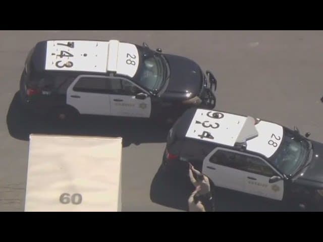 Mujer roba patrulla y provoca persecución por autopista del condado de Orange