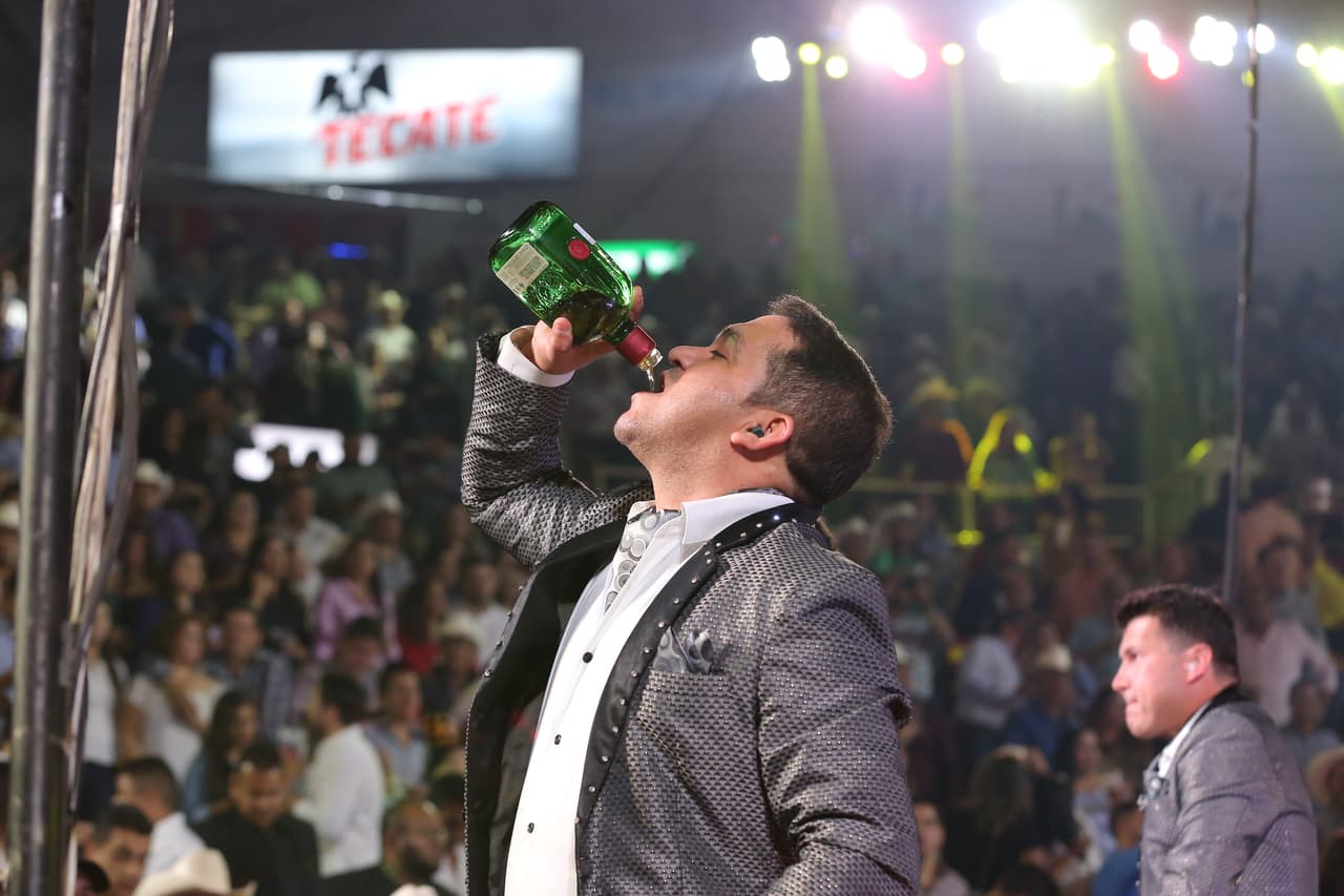 Un trago para la sed y para el calor que se siente en el palenque.