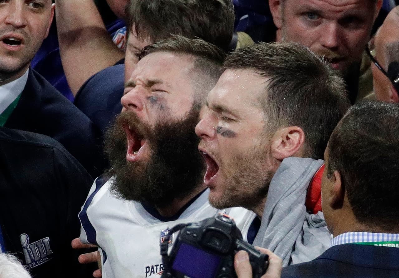 Brady junto al Jugador Más Valioso (MVP) del Super Bowl LIII, Julian Edelman. Ambos, gritando con fervor y festejando a todo pulmón.