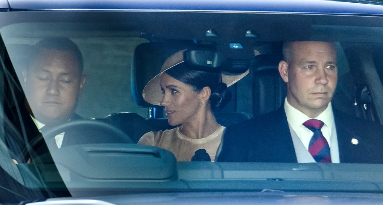 A Meghan la habíamos visto poco antes al salir de su residencia oficial, el palacio de Kensington, para la celebración, provocando que las cámara se posaran rápidamente sobre ella.