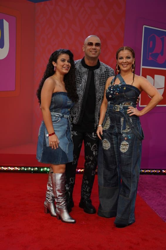 Wisin llegó acompañado de su esposa e hija, quienes optaron por un look rebelde.