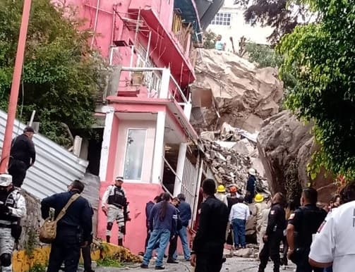 📸 En fotos: buscan sobrevivientes tras el derrumbe de un cerro cerca de la Ciudad de México que dejó al menos una persona muerta