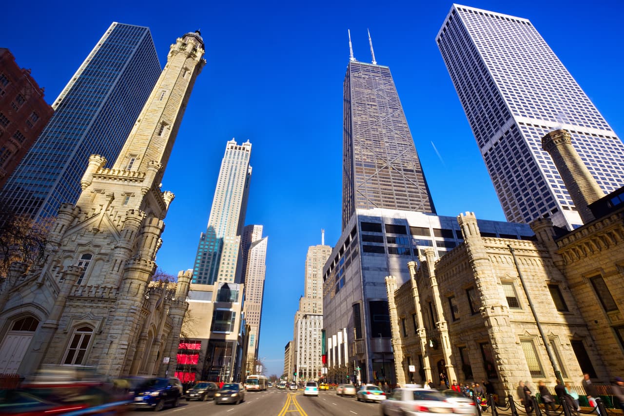 <b>Puesto 1: Chicago. </b>
<br>
<br>Los lectores de Condé Nast Traveler han calificado a esta ciudad de Illinois como la mejor ciudad del país durante cuatro años consecutivos, “un testimonio de la resistencia y la rica diversidad de nuestra ciudad ", según dijo su alcaldesa, la demócrata Lori Lightfoot, en un 
<a href="https://www.msn.com/en-us/travel/news/chicago-voted-best-large-city-by-cond%C3%A9-nast-traveler/ar-BB19Ltts"><u>comunicado</u></a>. 
<br>
<br>La urbe, 
<a href="https://www.univision.com/noticias/inmigracion/donde-viven-los-latinos-en-eeuu-descubre-la-nacionalidad-mayoritaria-en-tu-ciudad-fotos"><u>habitada por al menos 2,700,000 latinos</u></a>, es un destino de clase mundial. Es conocido por su impresionante arquitectura, museos de primer nivel, chefs brillantes y una escena cervecera masiva. 
<br>
<br>La mayoría de la gente comienza con el centro de la ciudad, desde Magnificent Mile, la lujosa Gold Coast y el moderno Old Town. Tiene 77 vecindarios para explorar, donde encontrará restaurantes de vanguardia y bares tradicionales en cada esquina. 
<a href="https://www.univision.com/noticias/sucesos/estas-son-las-10-ciudades-mas-seguras-de-eeuu-en-2020-y-ademas-tienen-buenos-salarios-vives-en-una-de-ellas-fotos"><u>Vea aquí las 10 ciudades más seguras de EEUU en 2020 y con los mejores salarios </u></a>