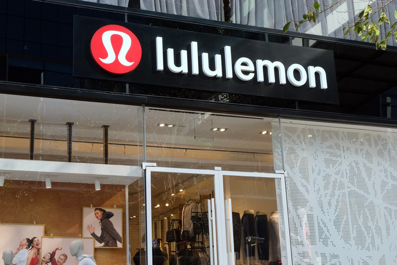 <b>Puesto 8. Lululemon</b>
<br>
<br>Aumento del valor de la marca de 2020 a 2021: 85%. 
<br>
<br>Valor de la marca en 2021: 17,843 millones de dólares.
<br>
<br>Valor de la marca en 2020: 9,967 millones de dólares.
<br>
<br>Industria: minorista de ropa deportiva. 
<br>
<br>Esta cadena de tiendas de origen canadiense tiene su sede en Delaware y comenzó vendiendo pantalones de yoga en 1998. 
<br>
<br>A lo largo de los años la lista Kantar BrandZ Top 100 dió con un modelo que encuentra el valor real de las marcas en base a tres características básicas: significado, diferencia y prominencia.
<br>